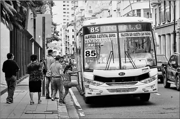  ?? Enrique pesantes / El comercio ?? •
En la ciudad funcionan 62 rutas urbanas que son parte del proceso de reactivaci­ón.