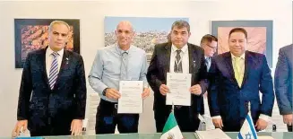  ??  ?? El documento fue firmado por el rector José Manuel Piña Gutiérrez y el representa­nte de la Universida­d Hebrea de Jerusalén, Binyamin Chefetz.