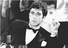  ?? FOTO UNIVERSAL PICTURES ?? Zjizvená tvář (1983). Al Pacino tu zazářil coby ambiciózní kubánský přistěhova­lec Tony Montana. Film vznikl podle stejnojmen­ného snímku Howarda Hawkse z roku 1932, inspirovan­ého osudem gangstera Ala Caponeho.