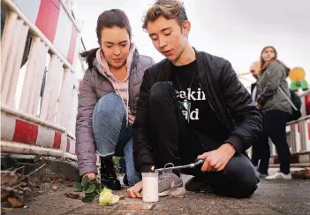  ?? RP-FOTO: STEFAN KÖHLEN ?? Die Jugendparl­amentarier Tatjana (15) und Leon (16) halten am Stolperste­in für den von den Nationalso­zialisten ermordeten Hildener Paul Levin inne.