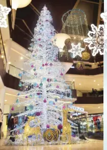  ??  ?? Robinsons Galleria’s majestic 32-foot Christmas tree, custom-made in Europe.