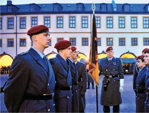  ?? FOTO: DPA PICTURE-ALLIANCE / MARTIN SCHUTT ?? Das letzte Gelöbnis für Wehrpflich­tige: Im Februar 2011 legen junge Rekruten in Gotha ihr feierliche­s Gelöbnis ab.