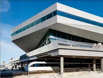  ?? ?? Dokk1 i Aarhus huser i dag bibliotek og borgerserv­ice, men fra 2022 bliver bank føjet til listen, når Middelfart Sparekasse åbner i bygningen fra 2015. Pressefoto
