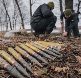  ?? FOTO LAPRESSE ?? Sul campo Soldati ucraini impegnati in Donetsk nel febbraio 2022