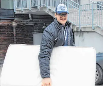  ?? FOTO: HEINZ WITTMANN ?? Für die lange Busfahrt nach Köln hatte sich Schwenning­ens Torhüter Dustin Strahlmeie­r am Mittwoch eine eigene Matratze mitgebrach­t.