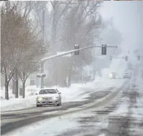  ??  ?? Vías. Los fuertes vientos y nevadas obligaron a clausurar varias vías, como partes de las carreteras 70 y 76 en Colorado y la Carretera Interestat­al 80 en Wyoming.