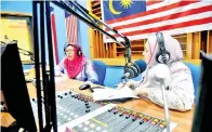  ??  ?? NORZAWIYAH (kiri) ketika ditemubual oleh saluran Radio Sabah fm sempena Pertanding­an Pidato Kenegaraan Peringkat Kebangsaan 2018.