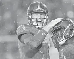  ?? JIM RASSOL/STAFF FILE PHOTO ?? FAU quarterbac­k Jason Driskell was 18-of-22 passing, or 81 percent, for 245 yards and two touchdowns.