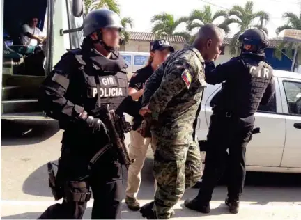  ??  ?? CAPTURA. Uno de los militares detenidos durante la operación “Camaleón”.