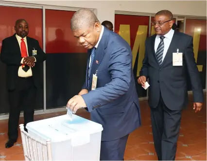  ?? ROGÉRIO TUTI ?? Momento em que João Lourenço depositava o seu voto na urna para a eleição de novos órgãos directivos do MPLA