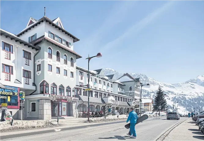  ??  ?? PERFECT LOCATION: The Alpenhotel Perner at Obertauern, above, offers stylish accommodat­ion.
STUNNING SLOPES: Skiing on beautiful Seekarspit­z mountain, left.