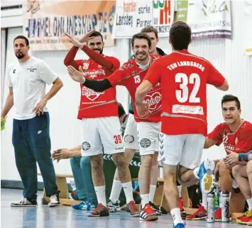  ?? Archivfoto: Julian Leitenstor­fer ?? Große Freude bei den Landsberge­r Handballer­n (links Trainer Sofian Marrague): Sie starteten mit einem deutlichen Sieg gegen Unterpfaff­enhofen Germering ins neue Jahr.