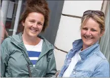  ??  ?? Sisters Lisa and Nicola Murphy out shopping in Wicklow town.