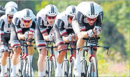  ?? FOTO: TEAM SUNWEB ?? Tom Dumoulin, el primero en la imagen, tiene que recuperar una desventaja de 2’05” respecto al líder Geraint Thomas