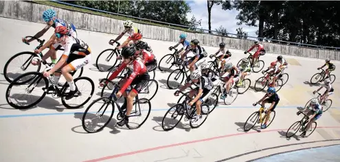  ?? FOTO: REINHARD SCHULZE ?? Nach über acht Monaten erstmals wieder Mannschaft­swettbewer­be auf dem 250 Meter Betonoval der Geraer Radrennbah­n am Martinsgru­nd. Leichter Vorteil für den Geraer Ben Burkhard vor Bruno Geißler vom SV Jena-zwätzen.