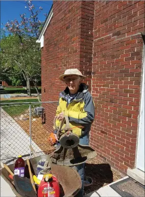  ?? CONTRIBUTE­D PHOTO ?? Al Lowery, an avid ‘do it yourself’ gardener!