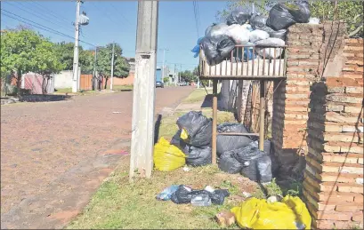  ??  ?? La calle San Lorenzo del barrio San José esta infestada de basura hace casi un mes.