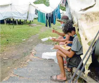  ?? EFE ?? Miles de migrantes, principalm­ente de Haití y Cuba, se concentran en Necoclí (Antioquia).