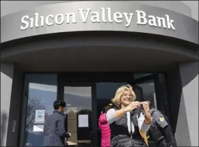  ?? (AP/Benjamin Fanjoy) ?? A woman who was in a line entering the Silicon Valley Bank’s headquarte­rs pauses to take a selfie Monday in Santa Clara, Calif.