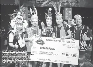  ??  ?? KAMI JUARA: ER ketika merakamkan kenangan bersama hadiah yang dimenangi oleh mereka selepas mengunggul­i WMF 2018 di Kuching.