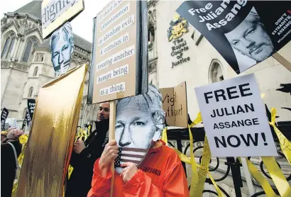  ?? I
EFE ?? Manifestan­tes piden la libertad de Assange frente a los tribunales de Londres.