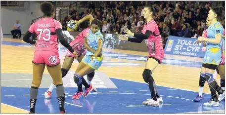  ?? (Photos Frank Muller) ?? Le public du palais des sports a donné des ailes à Abdourahim et aux Toulonnais­es vendredi soir face à Fleury.