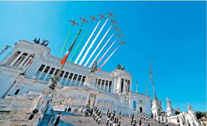  ??  ?? El nuevo ejecutivo italiano asistió a un desfile militar en Roma, en conmemorac­ión del Día de la República.