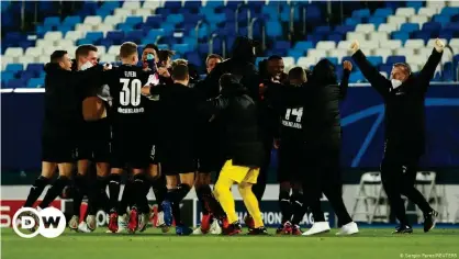  ??  ?? Borussia Mönchengla­dbach players celebrate advancing to the knock-out stage of the Champions League