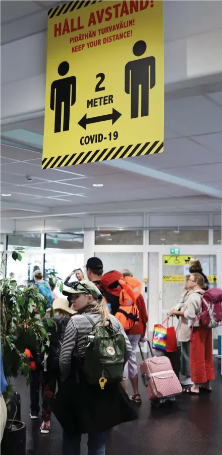  ??  ?? I terminalen i Mariehamn finns stora skyltar som informerar om rådande rekommenda­tioner.