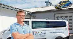  ?? Foto: Peter Wieser ?? Firmenchef Reiner Sonnleitne­r ist mit seinem Unternehme­n breit aufgestell­t. Auch Showcars fertigt der Betrieb, etwa den Mini auf dem Dach.