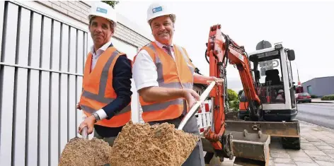  ?? RP-FOTO: GOTTFRIED EVERS ?? Oscar Janssen von der Firma Deutsche Glasfaser und Bürgermeis­ter Rainer Weber (rechts) beim symbolisch­en Baubeginn fürs schnelle Netz.