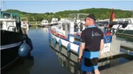  ?? FOTO JOGE ?? De Duitse bootbezitt­er Klaus sprong in het water om de vrouw te helpen.