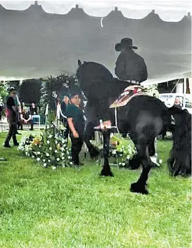  ??  ?? Un jinete montado en caballo durante el funeral del capo.