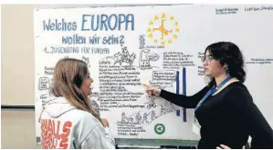  ?? FOTO: BVA ?? Der Projektkur­s der Q1 nahm am Ende Oktober am „Jugendtag für Europa“teil. Alisa (r.) erklärt, welche Werte wichtig sind.