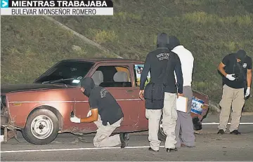  ??  ?? RENÉ VLADIMIR LOZANO YACE BAJO EL CARRO P-197-951, QUE FUE IMPACTADO POR OTRO VEHÍCULO MIENTRAS LA VÍCTIMA SE ENCARGABA DE REMOLCARLO.