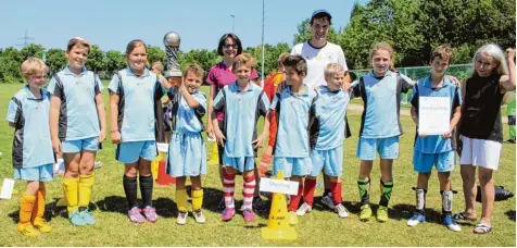  ?? Fotos: Otmar Selder ?? Die Grundschul­e Merching siegte verdient bei den Schulmeist­erschaften im Fußball.