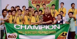  ??  ?? MEMBERS of the USC squad flash the No. 1 sign as skipper Neon Chavez receives the trophy from BEST Center founder Nic Jorge. With them is school principal Sr. Remedios Socorro Aunzo, SSpS.