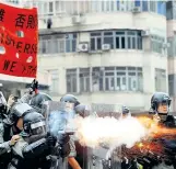  ?? Foto: Reuters / Tyrone Siu ?? Die Polizei setzte auch am zehnten Protestwoc­henende wieder Tränengas ein.
