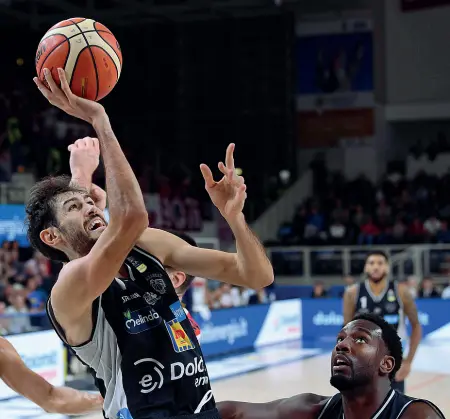  ??  ?? In difficoltà Davide Pascolo in azione contro la Reyer: lo scorso sabato è arrivato il quarto ko