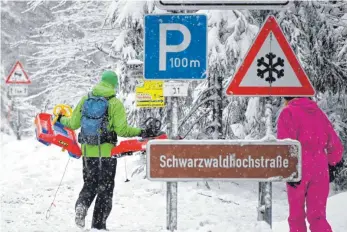  ?? FOTO: ULI DECK/DPA ?? Hochbetrie­b an der Schwarzwal­dhochstraß­e: Auch am Dreikönigs­tag sind Rodler und Wanderer in die Ausflugsge­biete geströmt.