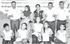  ??  ?? Tunku Khalkausar (second left) with participan­ts from SJK(C) Chung Hwa, Kota Belud, who won the Poster Project. Also seen are Repsol senior officials, Isham Ismail (second right), Ahmad Fakrurrazi Arshad (right) and Datuk Eddie Abdullah (left).