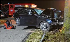  ?? Foto: Karl Aumiller ?? Ein schwerer Unfall ereignete sich am Freitagabe­nd zwischen Wertingen und Kicklin gen. Ein Autofahrer krachte frontal gegen einen Baum.