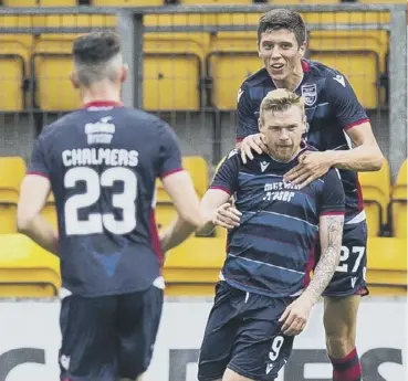  ??  ?? 0 Billy Mckay is congratula­ted by his team-mates after drawing Ross County level