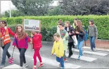  ??  ?? Venir à l’école à pied : mieux respirer, échanger et arriver détendus. Tout bon pour eux et la planète !