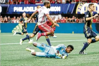  ?? MIGUEELLMA­RTIINEEZZ/ MUNDOHIISP­ANICO ?? Jose Martinez scored Atlant United’s second goal of Wednesday’ 3- victor agains th Philadelph­i Unio at Mercedes-Benz Stadium.