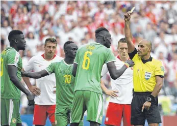  ?? FOTO: AFP ?? Salif Sané sieht beim Spiel gegen Polen die Gelbe Karte. Sechs davon bedeuteten das Aus für Senegal.