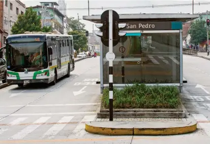  ?? FOTO ?? La inclinació­n máxima permitida para una estación de buses es de 12 %, la parada de San Pedro del metroplús, en Manrique, tiene 14,7 % de desnivel.