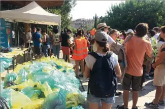  ?? (Photo SG) ?? Bénévoles, associatio­ns, agents de la Ville, se sont retroussé les manches, hier, pour la grande journée de ramassage des déchets.