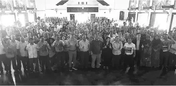  ??  ?? Nogeh (front fourth right), Henry (front fifth right) and others with the participan­ts after the closing of the Young Entreprene­ur Programme in Bau.