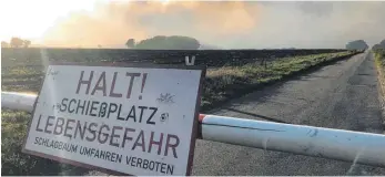  ?? FOTO: DPA ?? Seit zwei Wochen brennt es auf einem Testgeländ­e der Bundeswehr in Niedersach­sen. Durch den Rauch sind nun auch benachbart­e Gemeinden bedroht.
